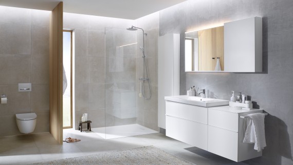 Сімейна ванна кімната з великою плиткою та меблями для ванної кімнати, а також керамікою від Geberit iCon